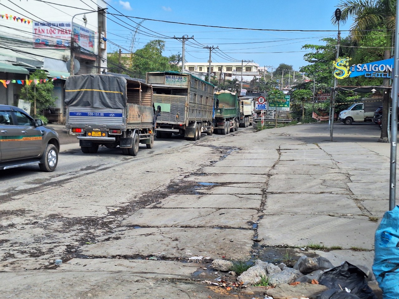 Dân sinh - Đồng Nai: Nguy hiểm tiềm ẩn trên tuyến đường Hoàng Văn Bổn (Hình 8).