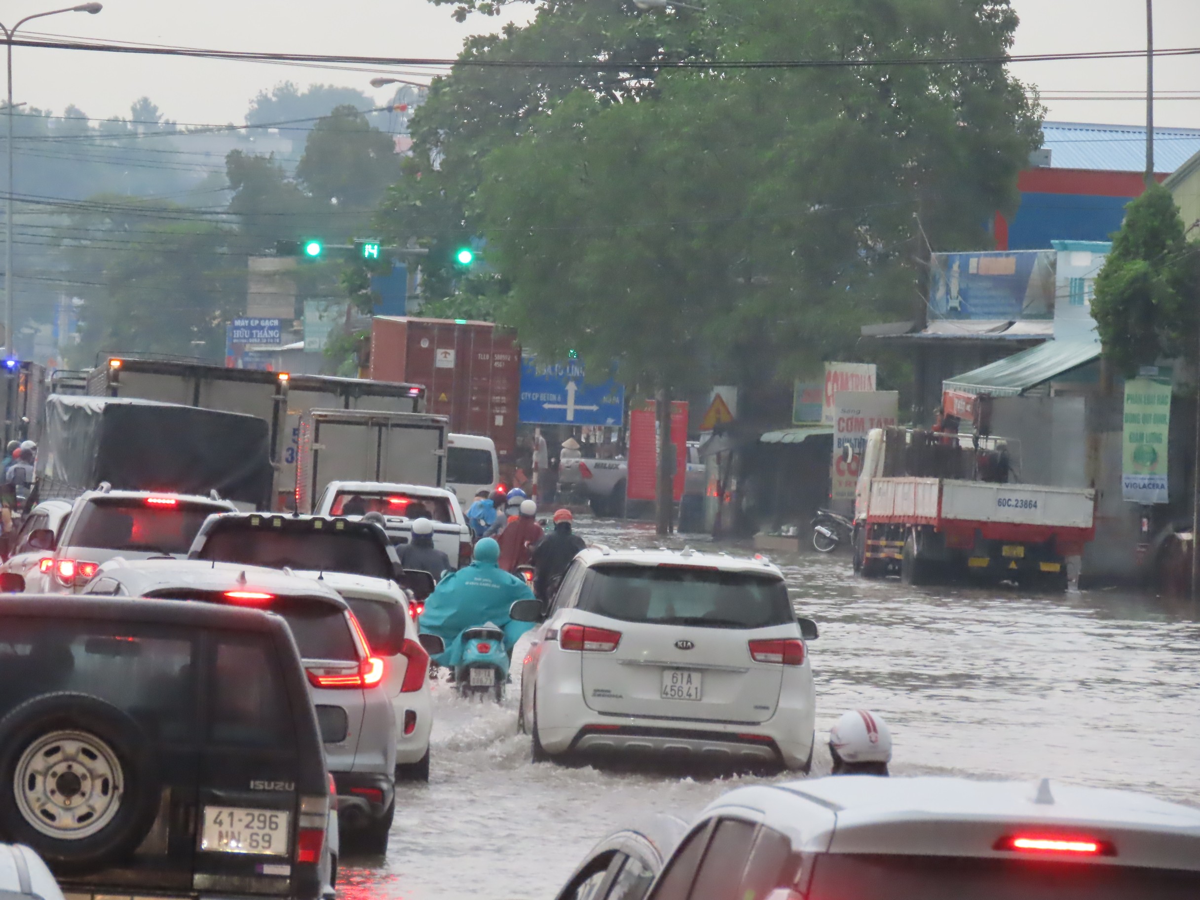 Dân sinh - Đồng Nai: Nhiều tuyến đường ngập sâu sau trận mưa lớn (Hình 9).