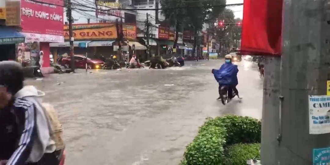 Dân sinh - Đồng Nai: Nhiều tuyến đường ngập sâu sau trận mưa lớn (Hình 4).