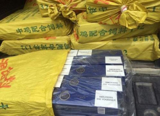 Pháp luật - Kiểm tra xe vi phạm giao thông, phát hiện 3.900 gói thuốc lá nhập lậu