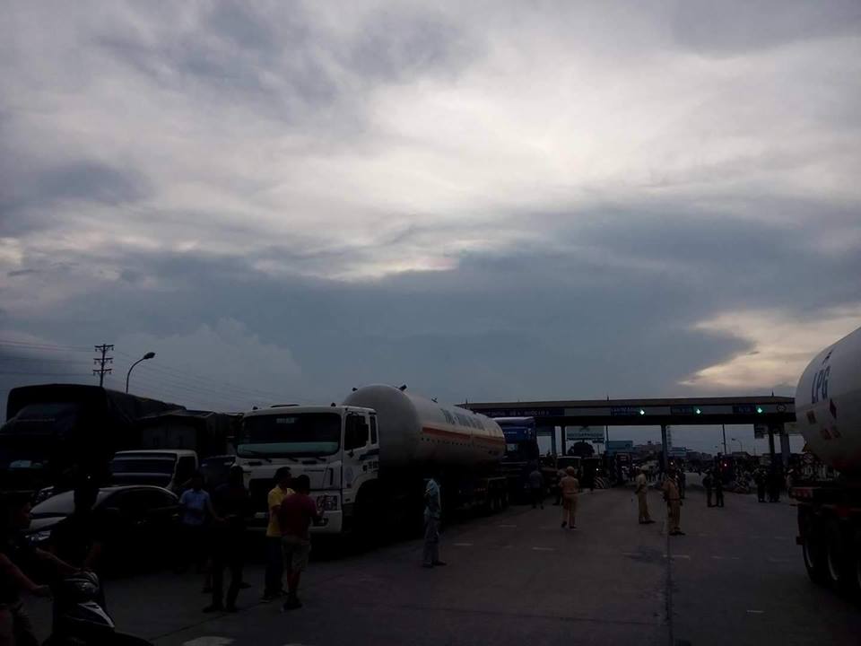 Xã hội - Hưng Yên: Quốc lộ 5 tắc nghẽn nhiều giờ do tài xế dùng tiền lẻ trả phí BOT (Hình 2).