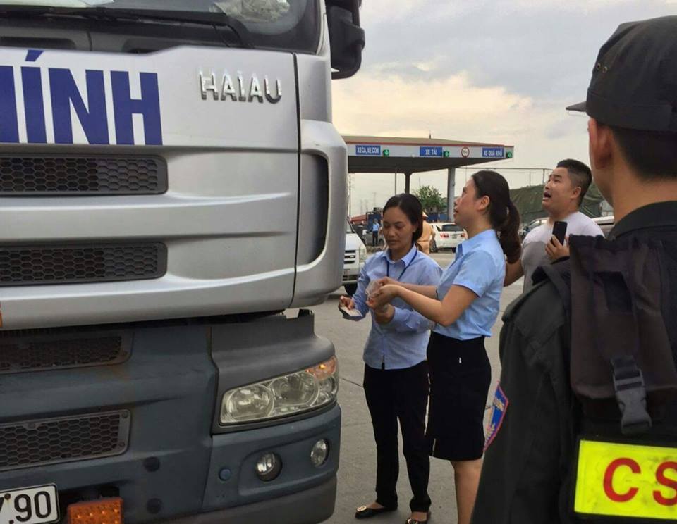 Xã hội - Hưng Yên: Quốc lộ 5 tắc nghẽn nhiều giờ do tài xế dùng tiền lẻ trả phí BOT