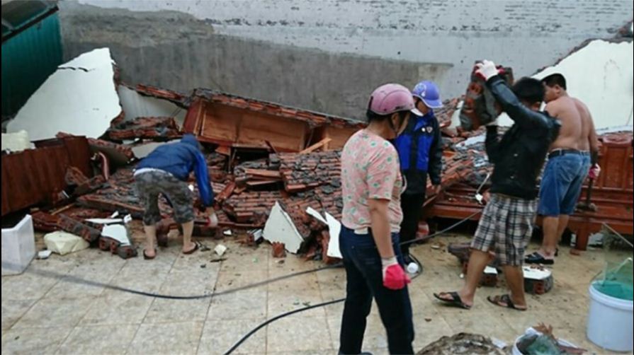 Xã hội - Thái Bình: Lốc xoáy khiến 4 người bị thương, nhiều nhà tốc mái (Hình 2).