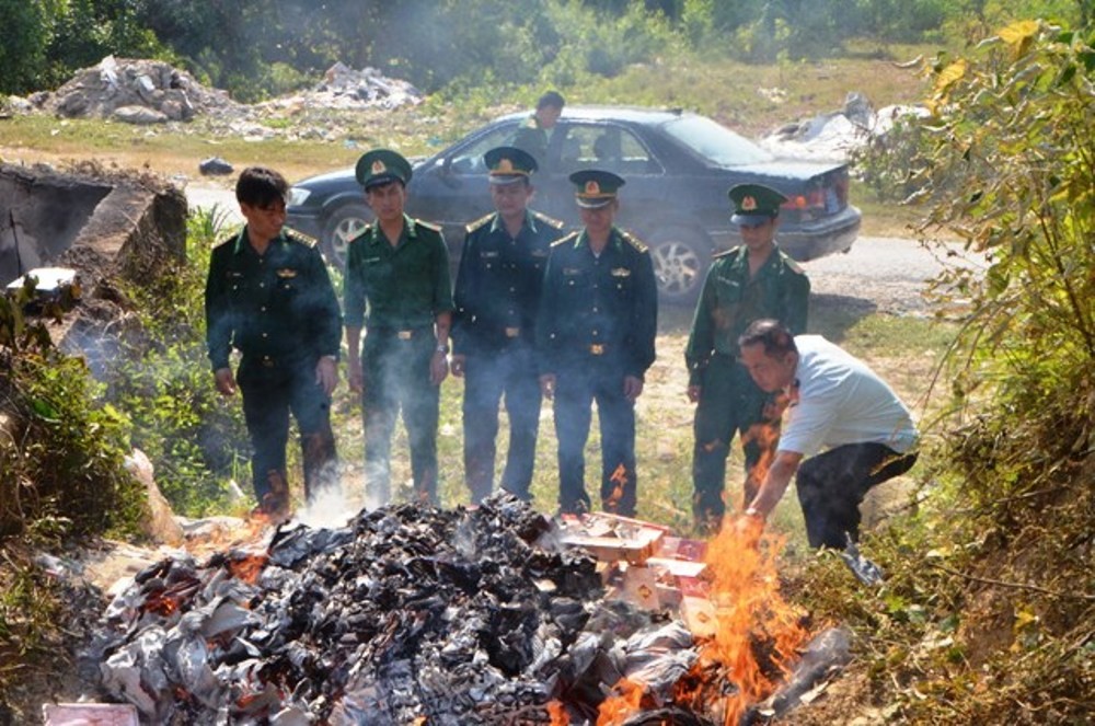 Tin nhanh - Quảng Ninh: Tiêu hủy gần 2.500 gói thuốc lá nhập lậu 