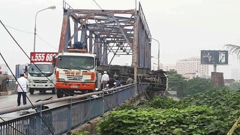 Tin nhanh - Hải Phòng: Ô tô tải bị lật do nổ lốp khiến 2 người thương vong