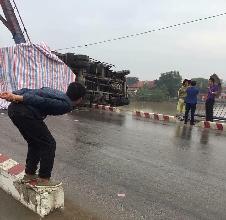 Tin nhanh - Hải Phòng: Ô tô tải bị lật do nổ lốp khiến 2 người thương vong (Hình 2).