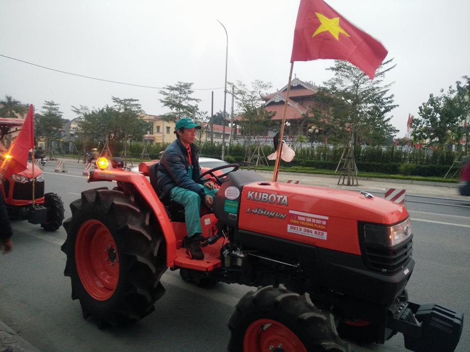 Xã hội - Máy cày xuống phố cổ vũ cho đội tuyển U23 Việt Nam (Hình 4).