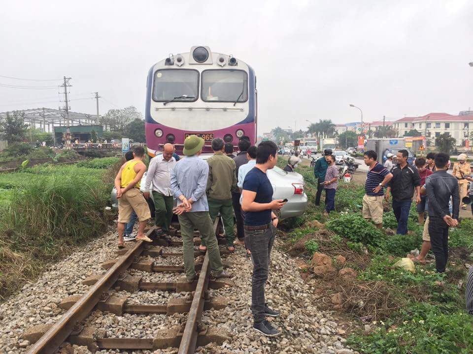 Kinh hoàng xe hơi bị tàu hỏa đâm ngang sườn vì chết máy trên đường ray