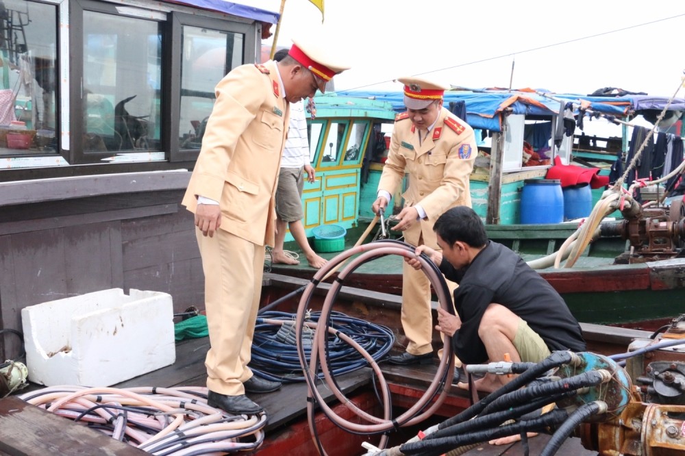 Quảng Ninh: 4 tàu khai thác hải sản kiểu tận diệt bị bắt giữ