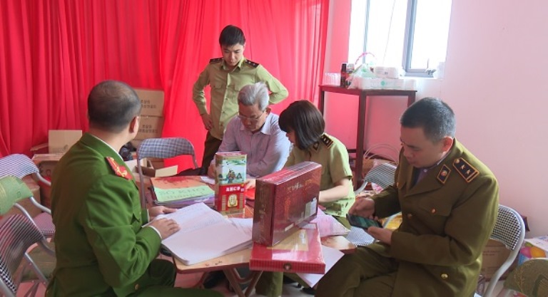 Hưng Yên: Bị xử phạt vì quảng cáo, kinh doanh nấm linh chi, thớt nhựa nhập lậu