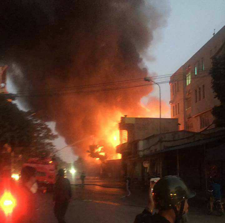 Hải Phòng: Đang cháy lớn trên phố, xưởng gỗ và 3 ngôi nhà bị thiêu rụi