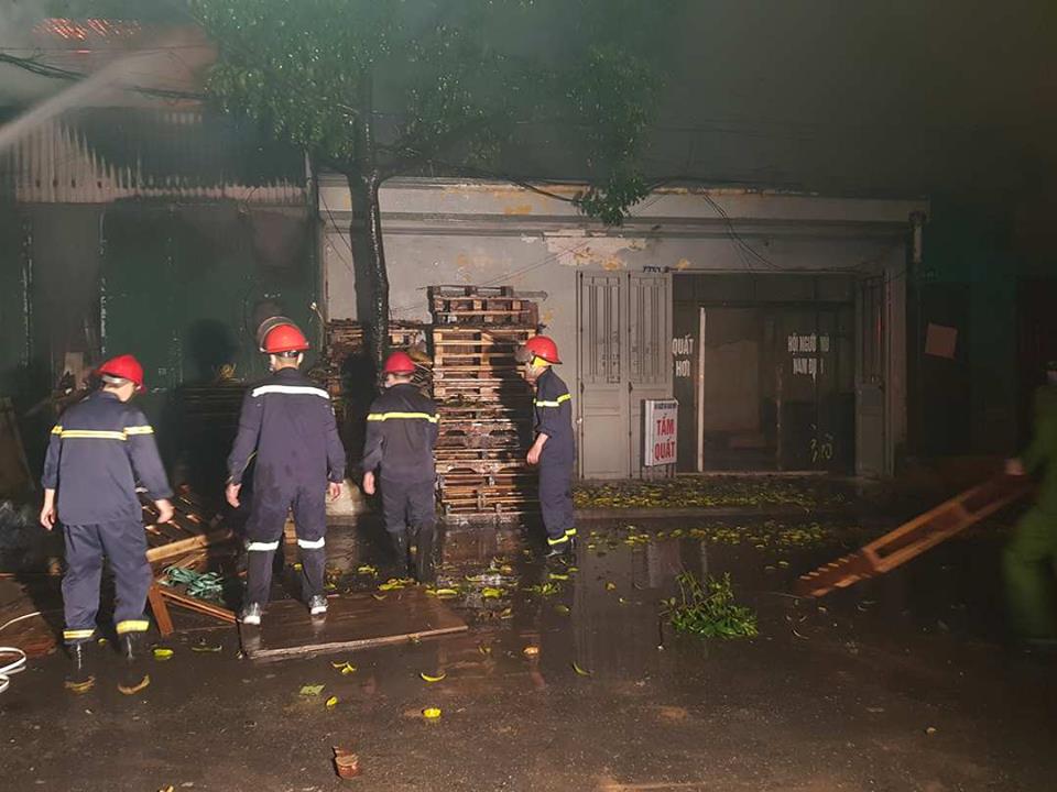 Hải Phòng: Đang cháy lớn trên phố, xưởng gỗ và 3 ngôi nhà bị thiêu rụi (Hình 3).