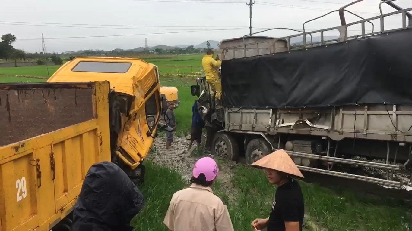 Clip: Hai xe tải bay xuống ruộng, tài xế mắc kẹt trong cabin