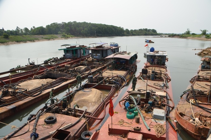 Quảng Ninh: Bắt 9 tàu 'cát tặc' đang hoành hành trên biển (Hình 2).