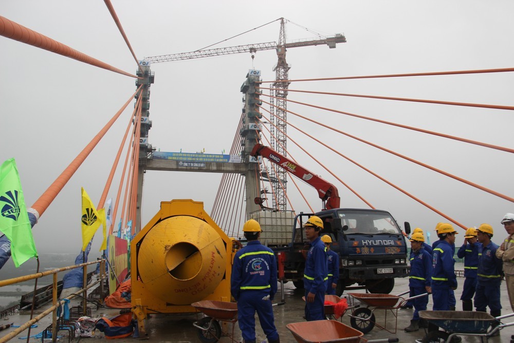 Hợp long cầu dây văng dài hơn 5km đầu tiên do Việt Nam thiết kế, thi công (Hình 2).