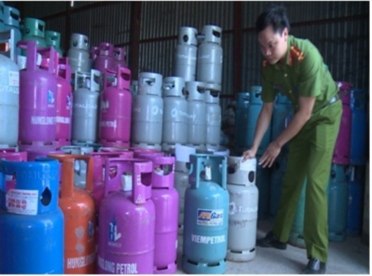 Thái Bình: Bắt quả tang cơ sở sang chiết gas trái phép, giả hàng loạt thương hiệu nổi tiếng (Hình 2).