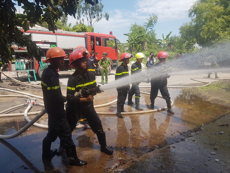 Nam Định: 'Bà hỏa' thiêu rụi kho bông rộng 1.000m2 (Hình 2).