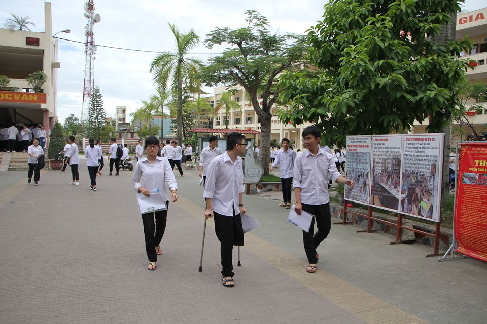 Nam sinh bị ung thư xương chống nạng tham dự kỳ thi THPT Quốc gia