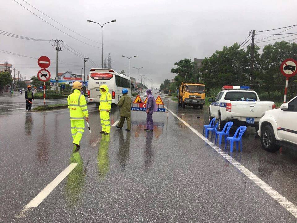 Tin nhanh - Quảng Ninh: QL18 bị chia cắt do mưa lớn, lụt trên 2m (Hình 3).