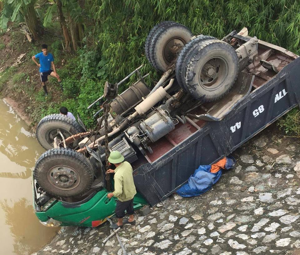 Tin nhanh - Thái Bình: 4 người thương vong khi xe tải lao xuống kè trạm bơm