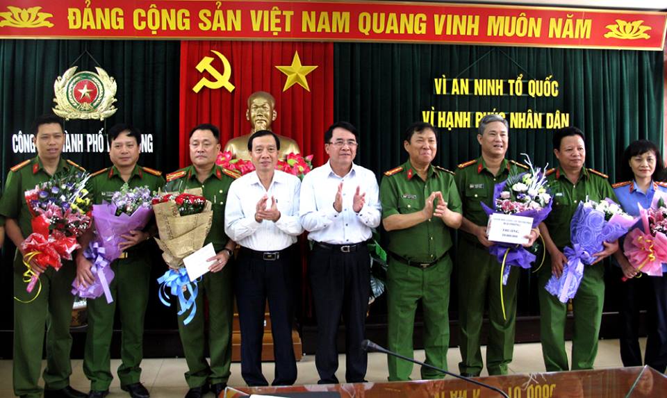 An ninh - Hình sự - Khen thưởng ban chuyên án phá vụ giết nữ chủ tiệm cắt tóc, cướp tài sản rồi đốt xác phi tang