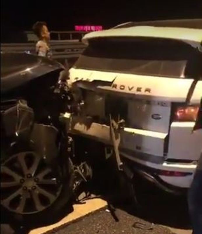 Tin nhanh - Hai siêu xe Range Rover hư hỏng nặng sau va chạm trên cao tốc Hà Nội – Hải Phòng