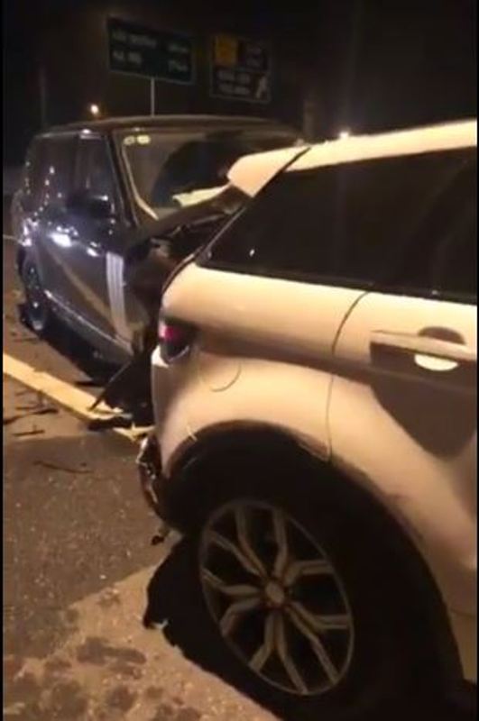 Tin nhanh - Hai siêu xe Range Rover hư hỏng nặng sau va chạm trên cao tốc Hà Nội – Hải Phòng (Hình 2).