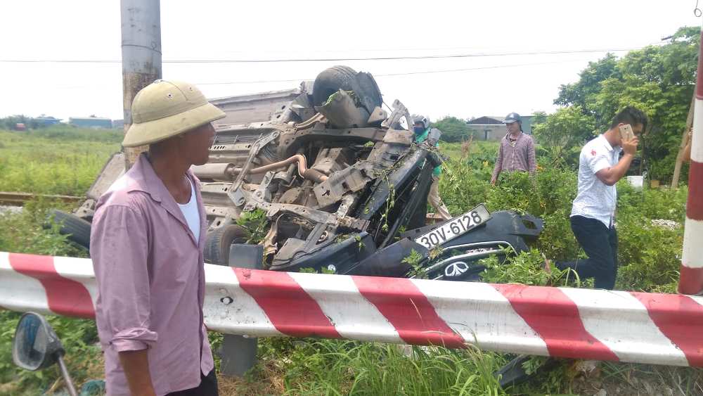 Tin nhanh - Tài xế và 5 người trong gia đình thoát chết khi bị tàu hỏa đâm do cố vượt qua đường sắt