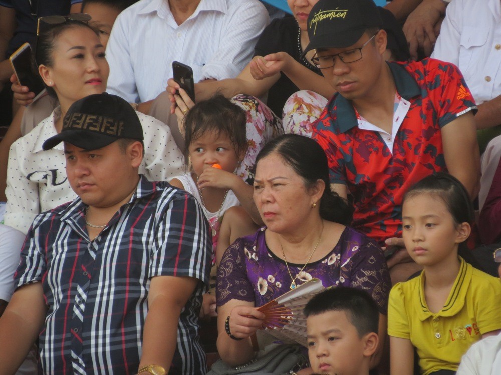 Tin nhanh - Toàn cảnh lễ hội chọi trâu Đồ Sơn 2019: Các kháp đấu diễn ra kịch tính, du khách chen lấn kinh hoàng (Hình 8).