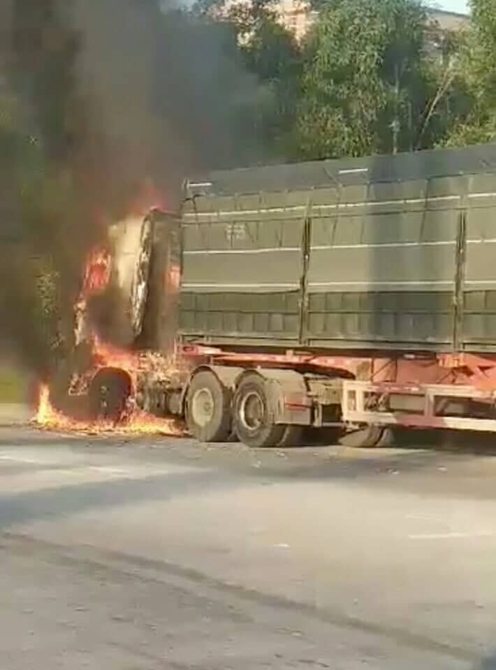 Tin nhanh - Tài xế thoát chết khi container cuốn xe máy vào gầm rồi bốc cháy ngùn ngụt (Hình 2).