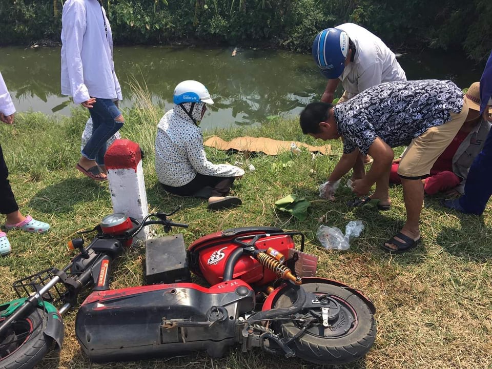 Tin nhanh - Xe tải đâm vào nhóm học sinh đi ngược chiều, 5 người thương vong