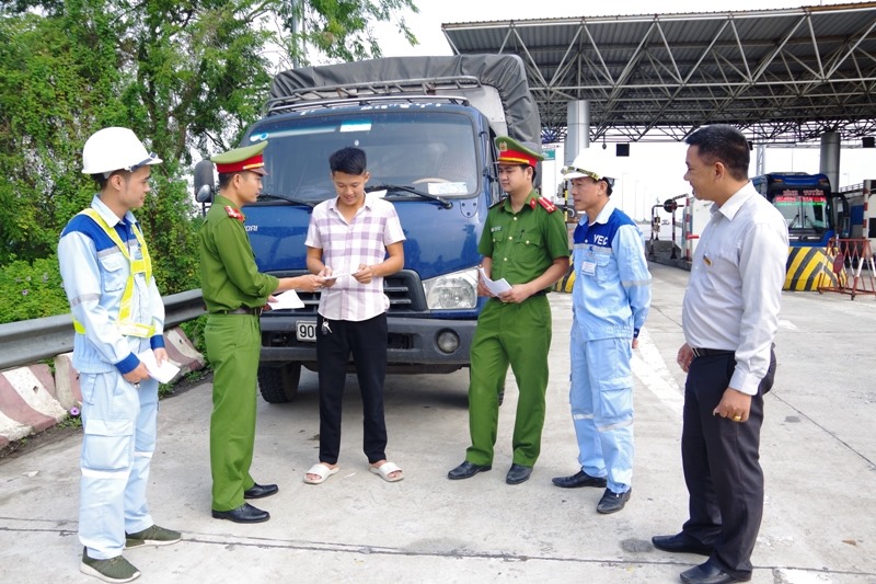 An ninh - Hình sự - Hà Nam: Công an cảnh báo về nhóm đối tượng giả danh công an chặn xe tải để trộm cắp tài sản