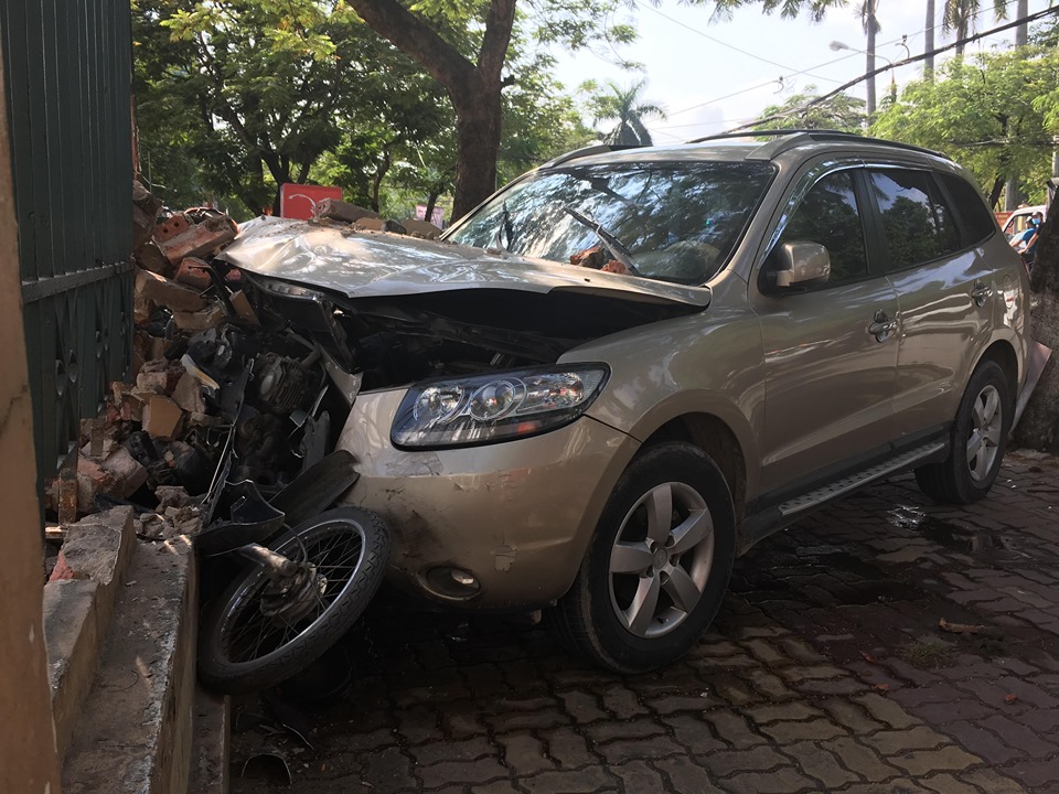 Tin nhanh - Hải Phòng: Xe ô tô “điên” lao lên vỉa hè, nhiều người bị thương