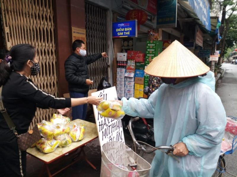 Tin nhanh - Người nghèo ở thành phố Cảng nhận những món quà sẻ chia giữa những ngày phòng chống dịch Covid-19 (Hình 3).