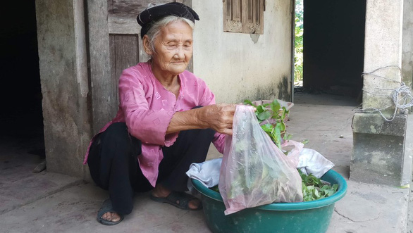 Tin nhanh - Lý do khiến cụ bà 83 tuổi có 11 người con, đạp xe lên xã quyết xin... 'thoát nghèo'