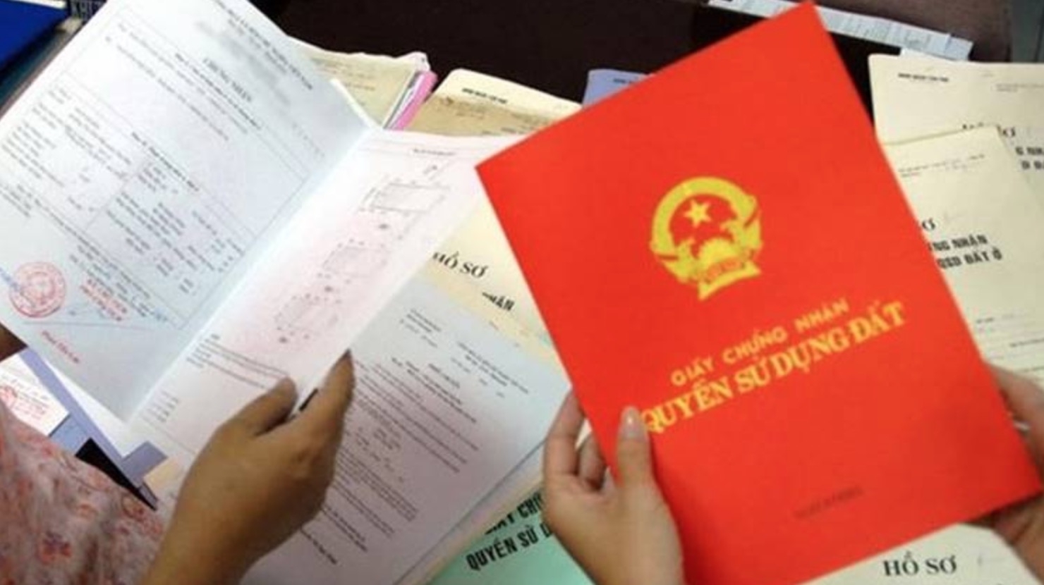 Bất động sản - Bao nhiêu tuổi được đứng tên Sổ đỏ?
