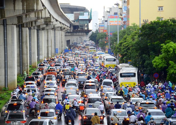 Tin nhanh - Khắc phục tình trạng ổ gà, hố ga gây mất an toàn giao thông trên đường Trần Phú, Hà Đông