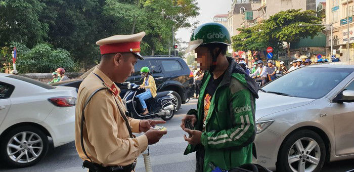 Tin nhanh - TP.HCM: CSGT tăng cường xử lý tài xế Grab, GoViet, Be… vi phạm giao thông