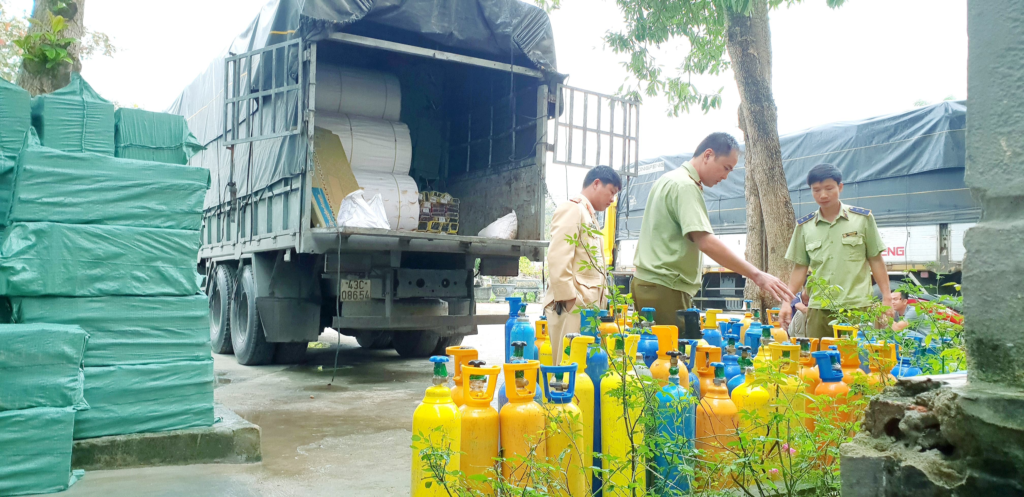 An ninh - Hình sự - Thu giữ 100 bình nghi là khí cười trong xe tải