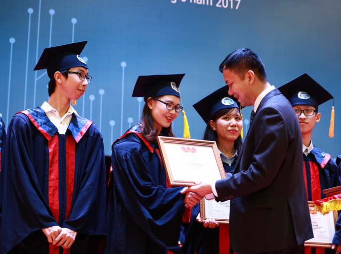 Ch&iacute;nh s&aacute;ch - Từ 1/7/2020, tốt nghiệp đại học loại xuất sắc được x&eacute;t tuyển v&agrave;o c&ocirc;ng chức