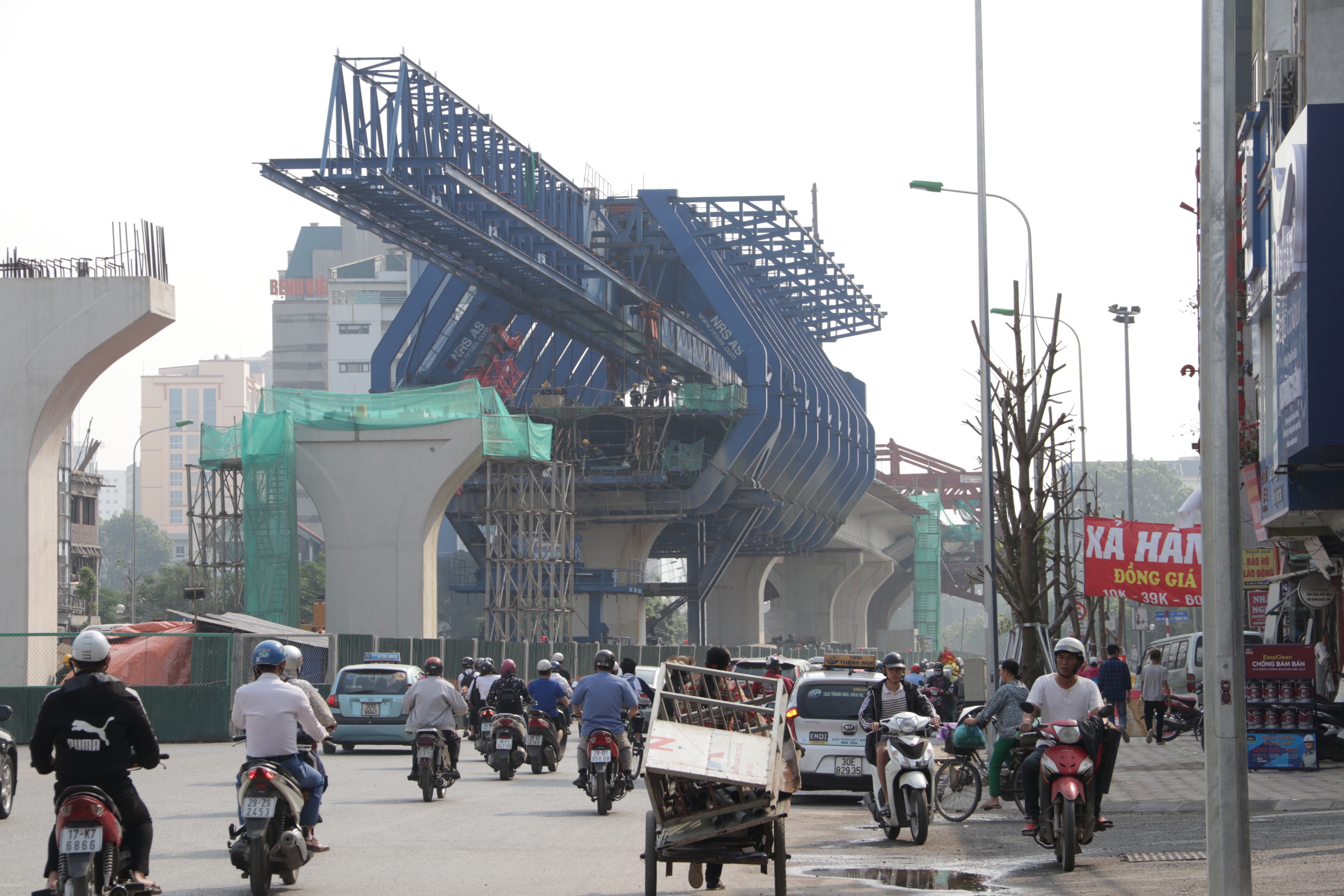 Tin nhanh - Hà Nội phân luồng, tổ chức giao thông trên đường Minh Khai, Trường Chinh