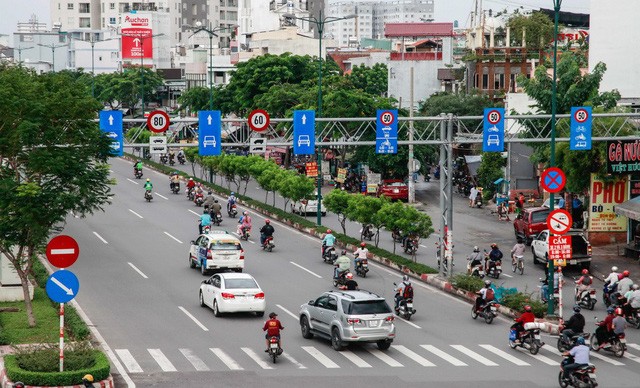 Chính sách - Quy chuẩn mới, phân biệt lỗi sai làn đường và lỗi sai vạch kẻ đường thế nào?