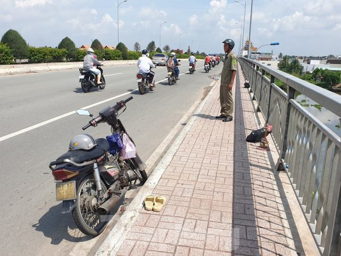 Tin nhanh - Điều tra nguyên nhân người đàn ông nhảy sông Sài Gòn tự tử