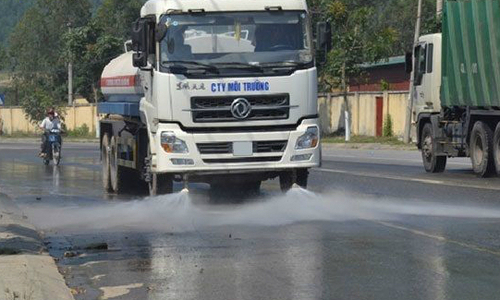 Tin nhanh - Hà Nội tăng cường tưới nước rửa đường, xử phạt người đốt rác và rơm rạ để cải thiện chất lượng không khí