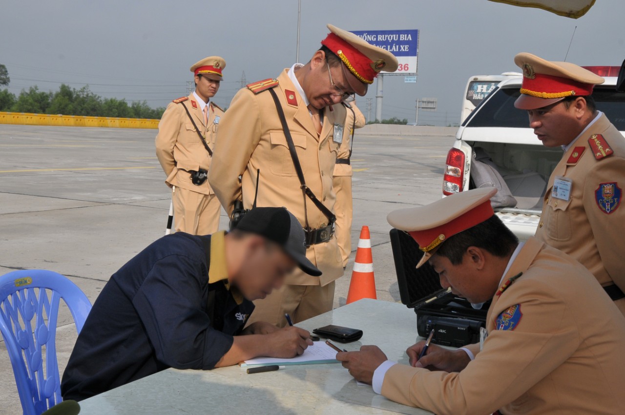 Chính sách - Phân quyền xử lý vi phạm giao thông của CSGT trên các tuyến đường ra sao?