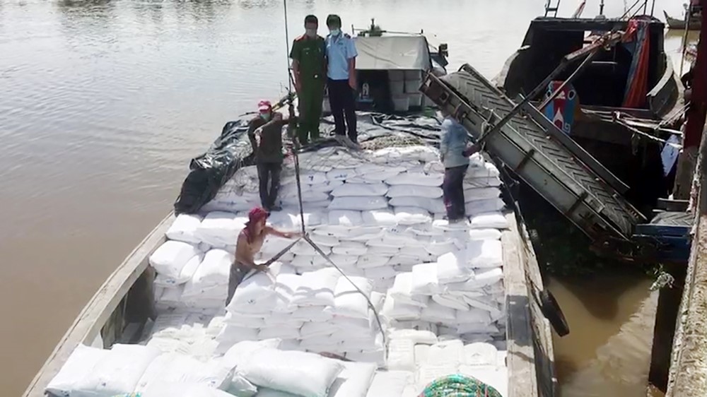 An ninh - Hình sự - Phát hiện ghe gỗ vận chuyển hàng nghìn bao hoá chất không rõ nguồn gốc