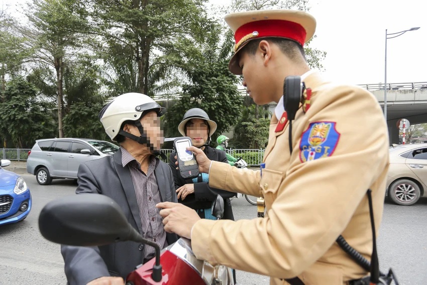 Chính sách - Người ủng hộ, người phân vân về quy định nồng độ cồn bằng 0 khi lái xe