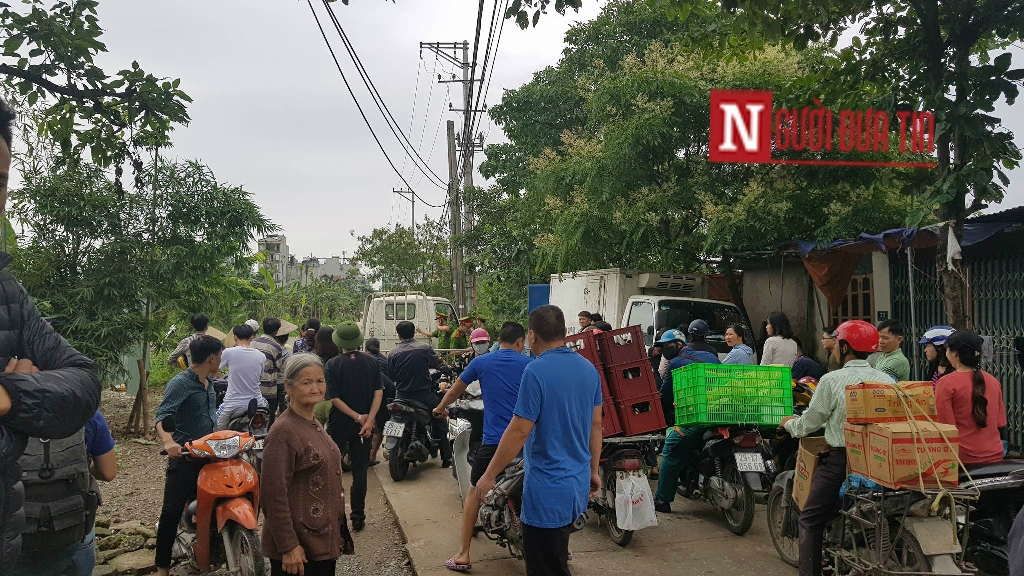 Đông đảo người dân có mặt để theo dõi lực lượng chức năng làm việc.