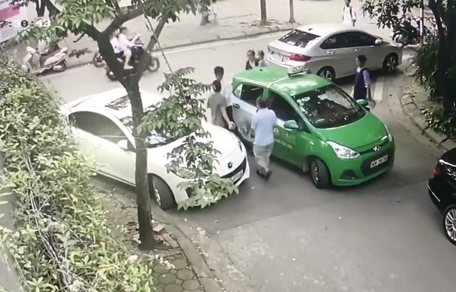 Vụ chủ xe Mercedes đỗ sai đánh tài xế taxi: Được rút đơn có thoát tội?