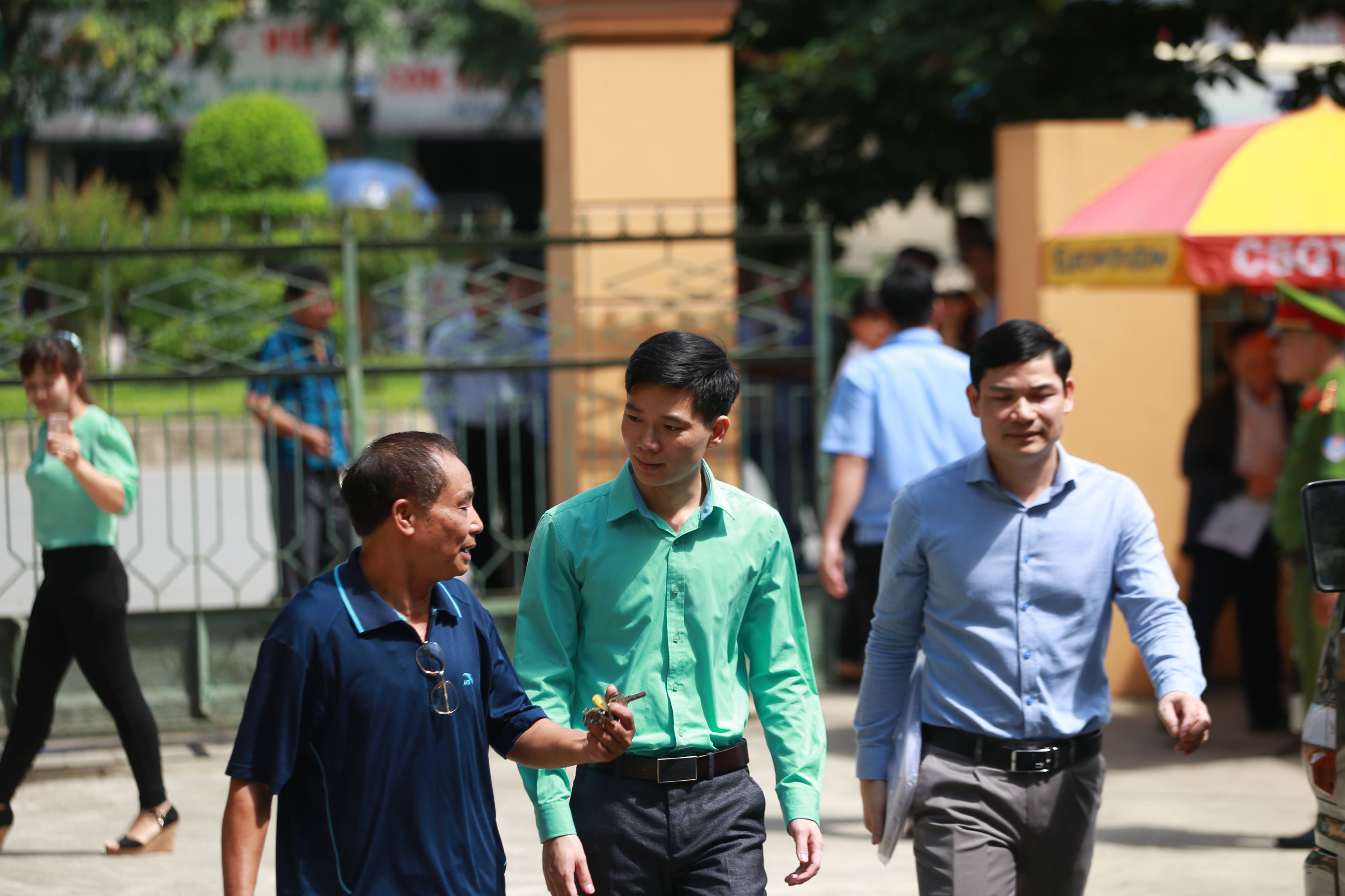 Bác sĩ Hoàng Công Lương ôm hoa nói về việc HĐXX trả hồ sơ (Hình 2).